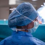 Cardiochirurg die een live minimaal invasieve operatie bijwoont